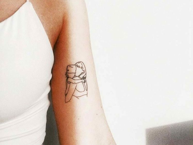 Hình xăm mẹ ôm con mini