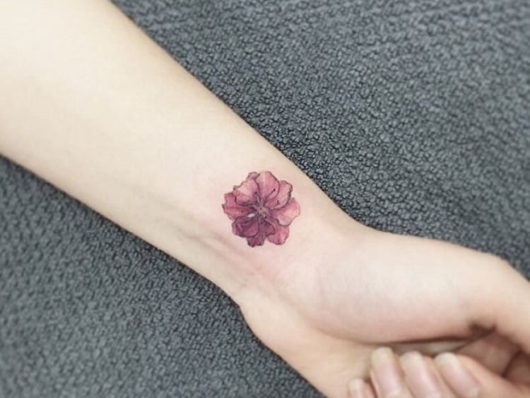 Hình xăm nhỏ ở cổ tay 