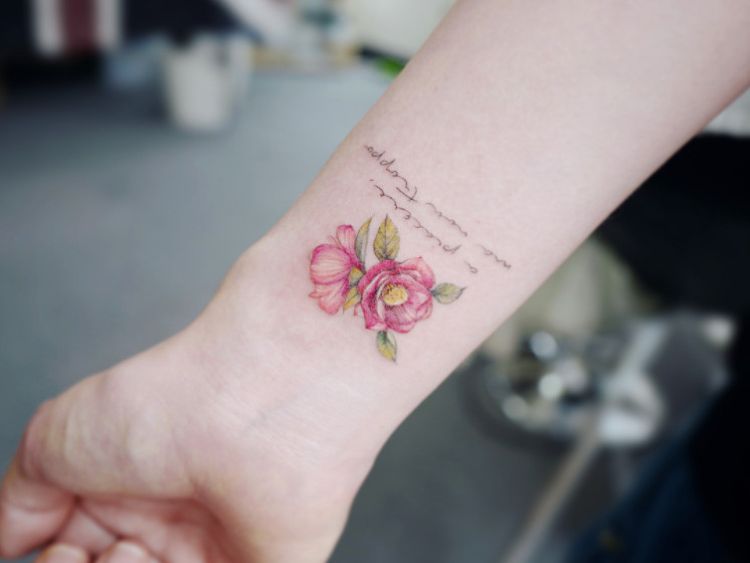 Hình xăm hoa và chữ nhỏ