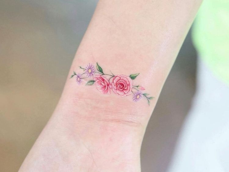 Hình xăm ở cổ tay bông hồng