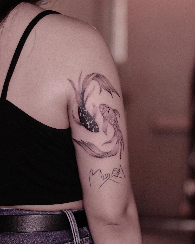 Mẫu tattoo Song Ngư ở bắp tay ý nghĩa