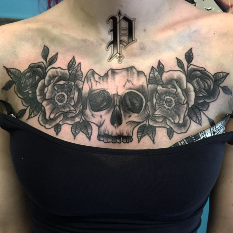 Tattoo hình đầu lâu trước ngược cùng hoa hồng