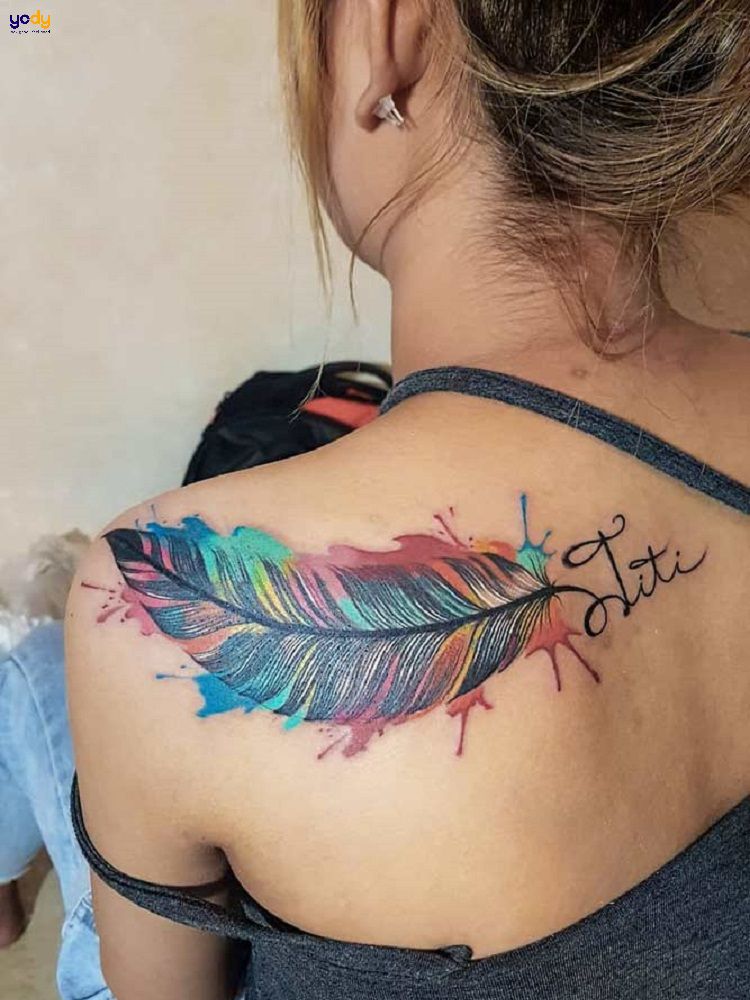 Hình xăm vai nữ lông vũ 