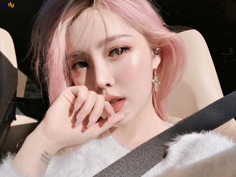 Nhuộm tóc màu hồng khói có cần tẩy không?