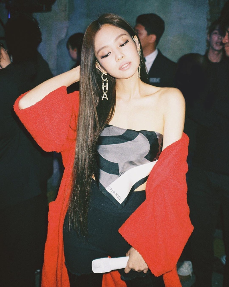 Jennie Black Pink với chiếc áo bandana quyến rũ