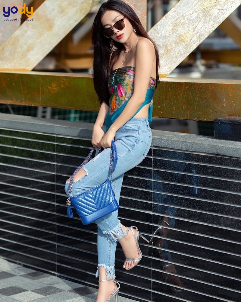 Áo bandana kết hợp với quần tua rua
