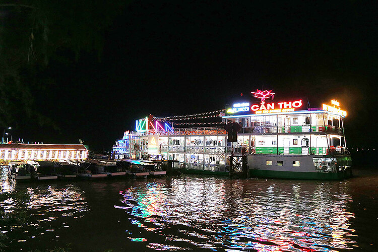 du thuyền trên khu du lịch Cần Thơ