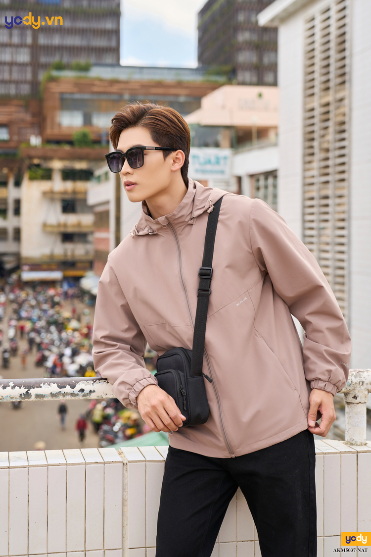 Dáng chụp bên lan can thần thái cho nam