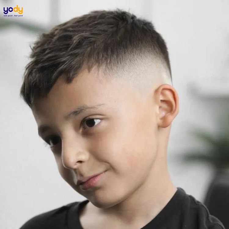 Cùng xem một số kiểu tóc đáng yêu cho bé trai 9 tuổi nhé! Những kiểu tóc này không chỉ làm bé trai của bạn trông thông minh hơn mà còn giúp bé tự tin nhiều hơn trong mỗi ngày. Hãy khám phá ngay hình ảnh liên quan đến từ khóa \