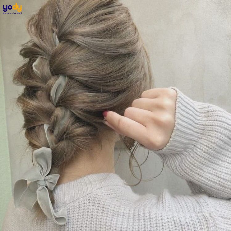 Kiểu tóc layer xoăn rối đi tiệc cho khuôn mặt tròn