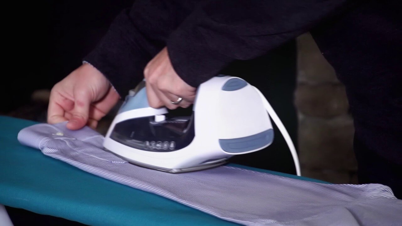 Утюг для глажки брюк со стрелками. Глажка белья. Глаженный вчера. Невыключенный утюг. Глаженный вчера.