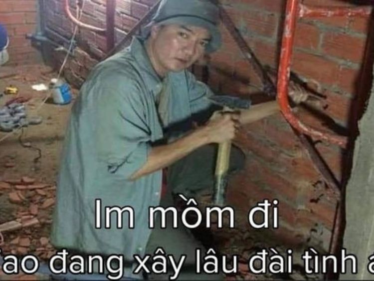 câm miệng! Tôi đang xây dựng một lâu đài tình yêu!