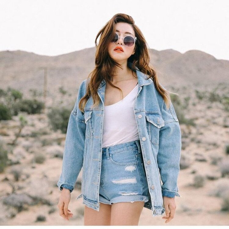  áo khoác jean nữ phối áo thun trắng quần short