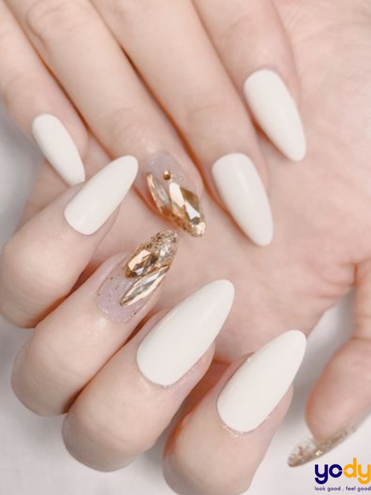 99 mẫu nail trắng đính đá đẹp tinh tế đón đầu xu hướng