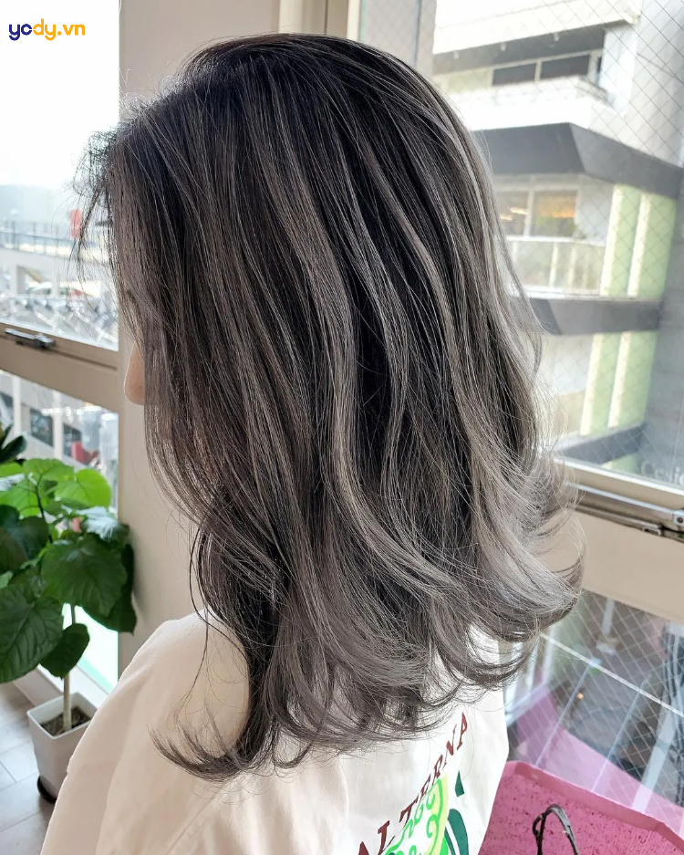 Màu tóc khói highlight bạch kim