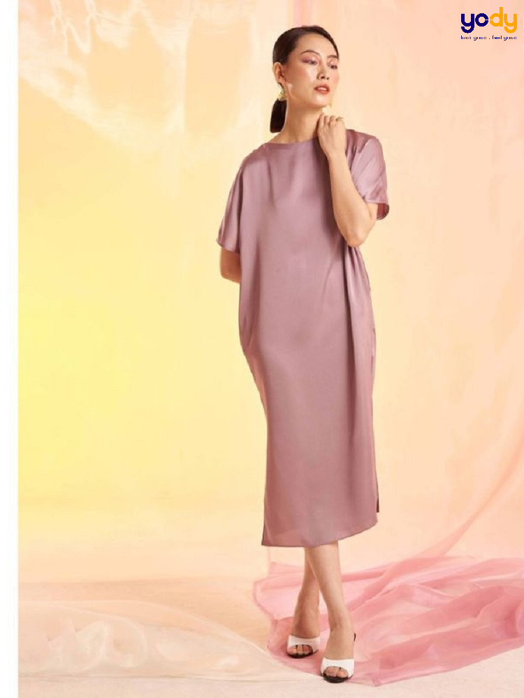 Hương Giang khoe vòng 2 với váy lụa hồng quyến rũ