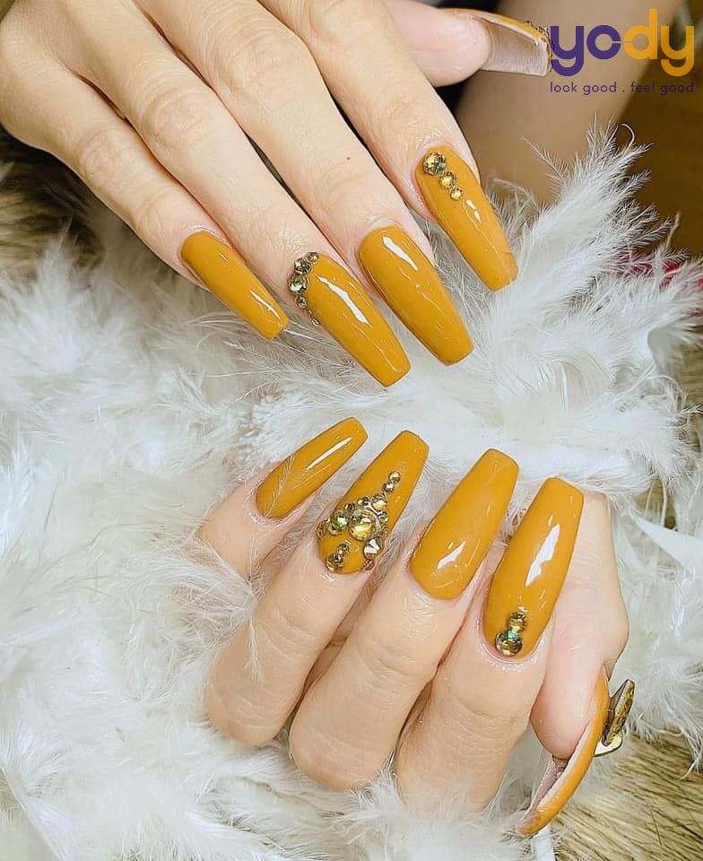 20 mẫu nail màu vàng sang trọng, thu hút năm 2024