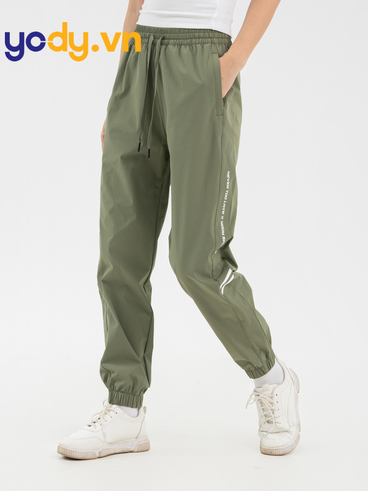 Phối áo polo quần jogger cho nữ
