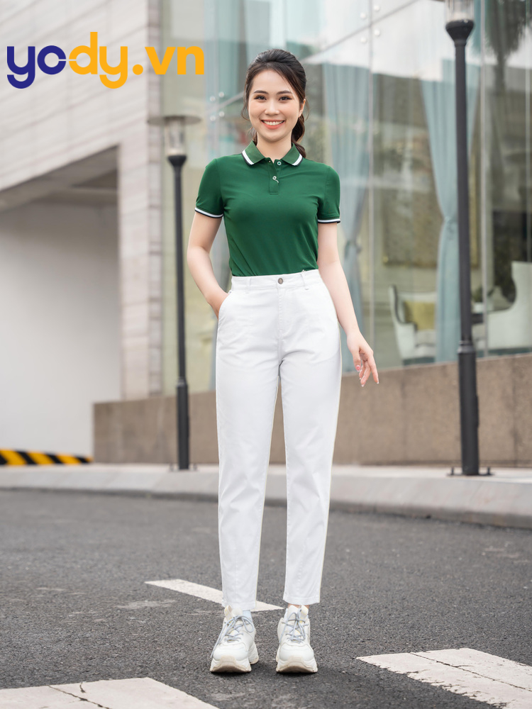 Phối áo thun polo cùng quần kaki