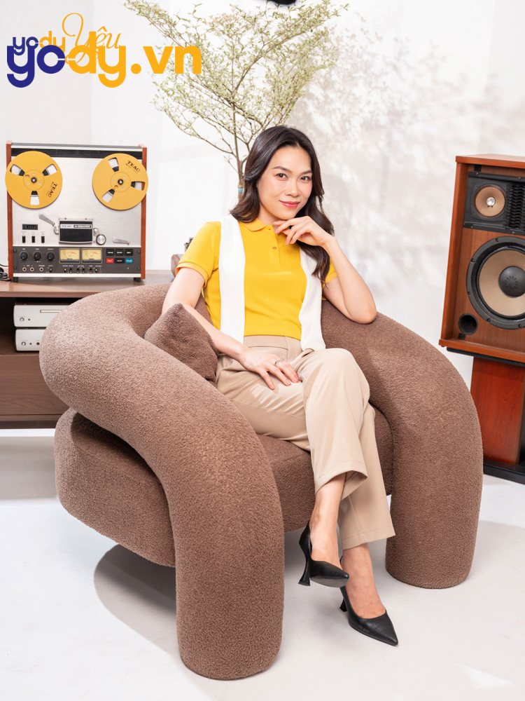 Phối áo len cùng áo thun polo nữ