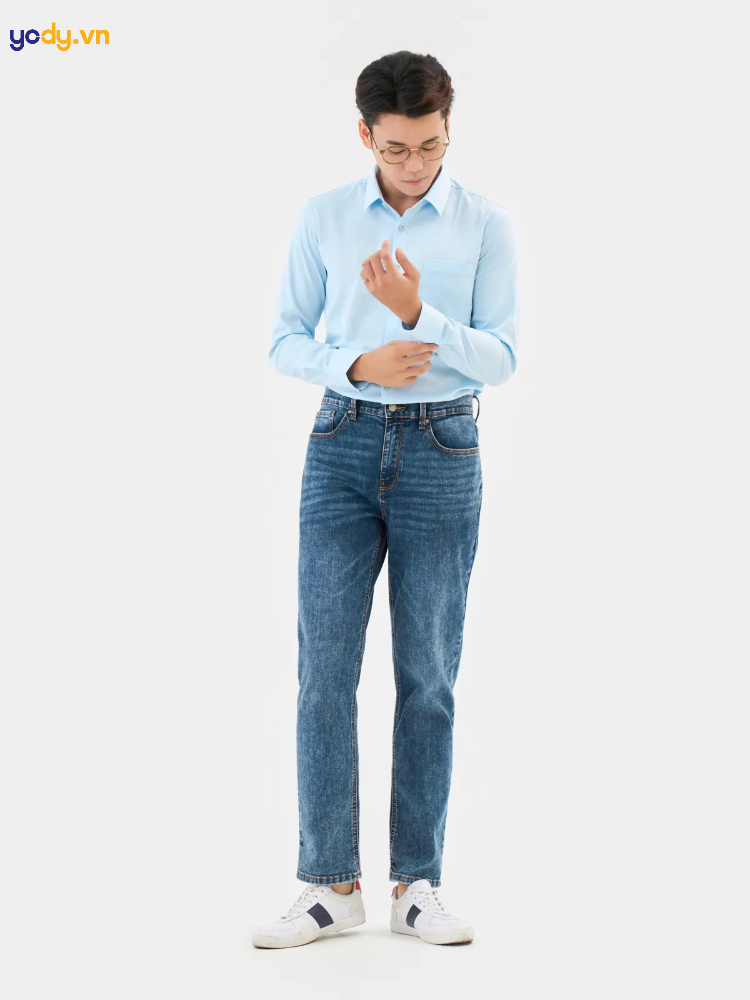 Phối sơ mi với quần baggy jean cá tính