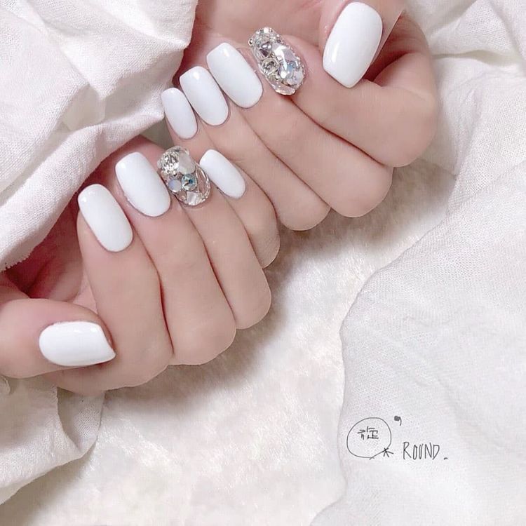 Mẫu móng tay màu trắng