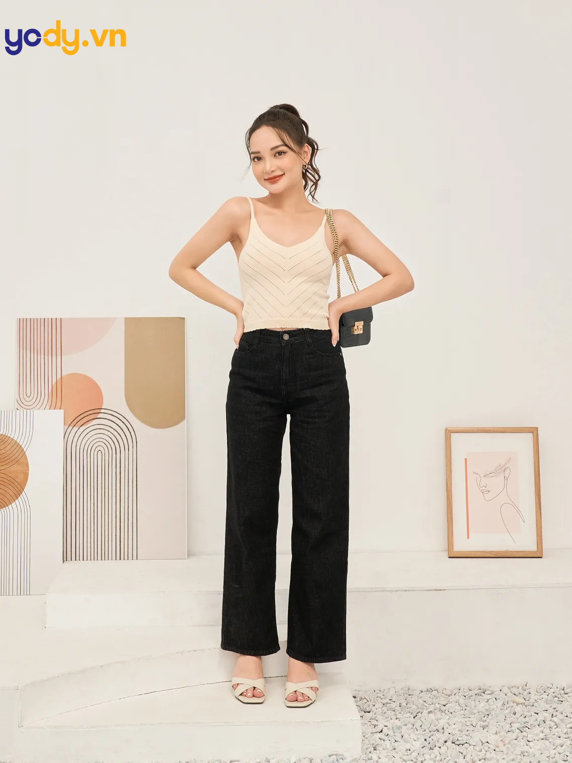 Mix áo hai dây với quần jean quyến rũ