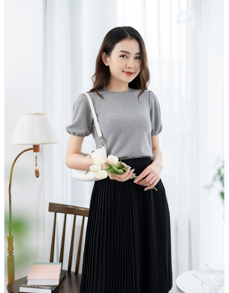 Kết hợp chân váy xòe và áo thun cho người gầy