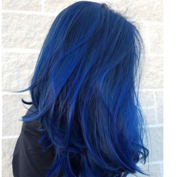 Nhuộm tóc màu xanh dương đen khói và những điều cần biết