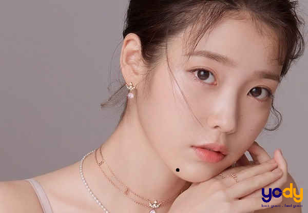 nốt ruồi trên mặt phụ nữ