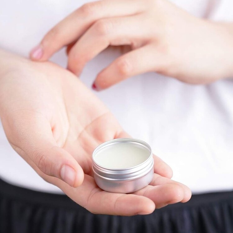 Cách sử dụng nước hoa sáp