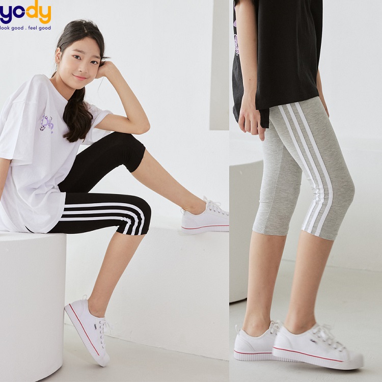 Áo phông trắng với quần legging