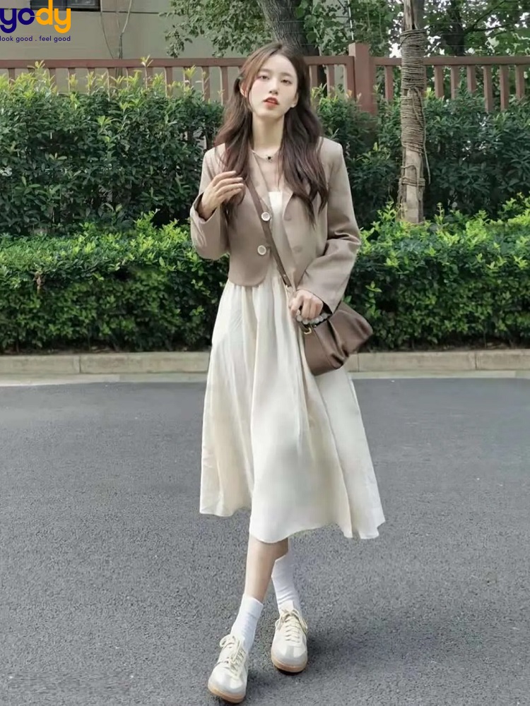 Phối blazer cùng chân váy trắng dài