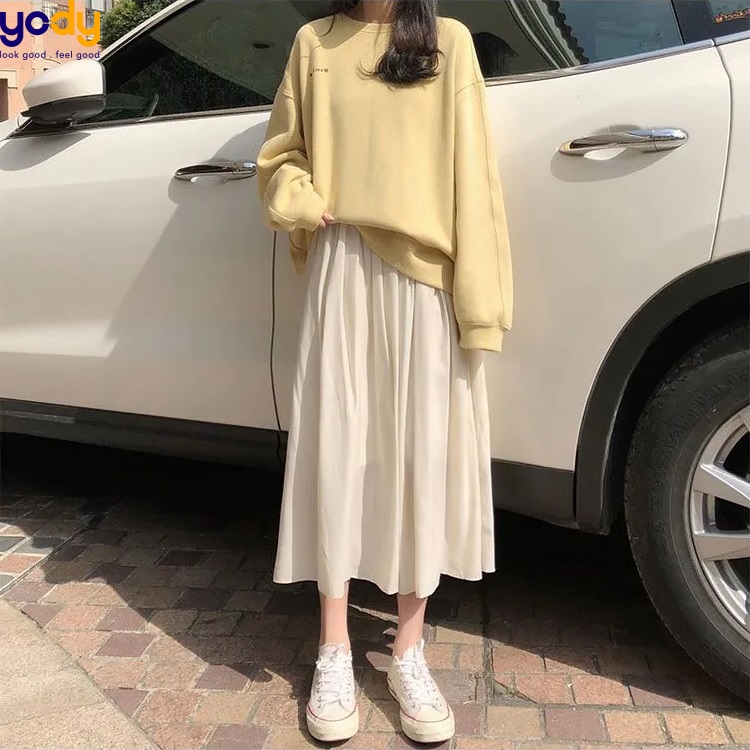 Kết hợp chân váy trắng dài với áo nỉ