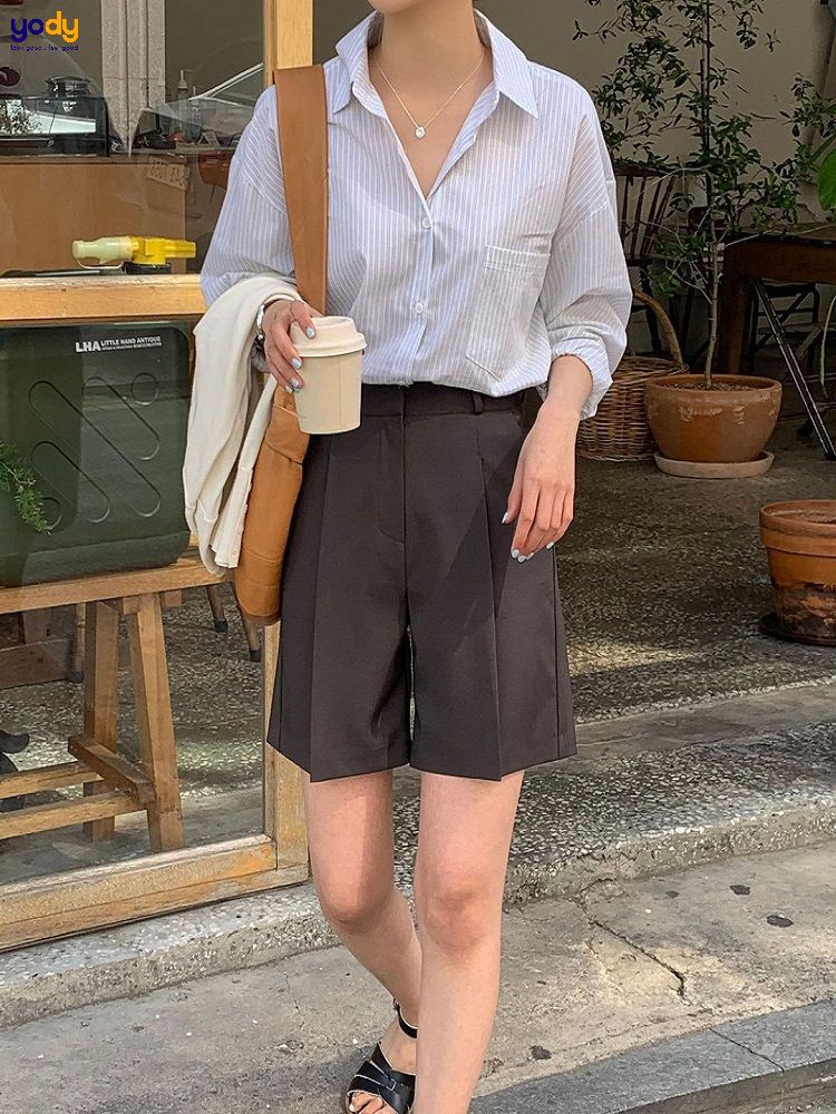 Cách phối áo sơ mi trắng với quần short