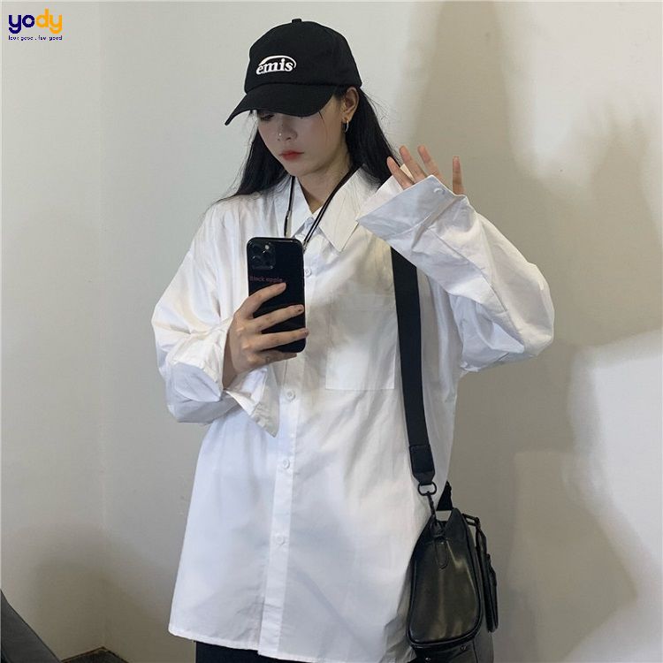 Phối đồ với áo sơ mi trắng form rộng