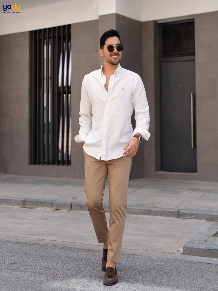 Phối đồ với áo sơ mi trắng nam cùng quần kaki