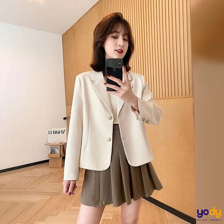 Phối áo blazer cùng chân váy