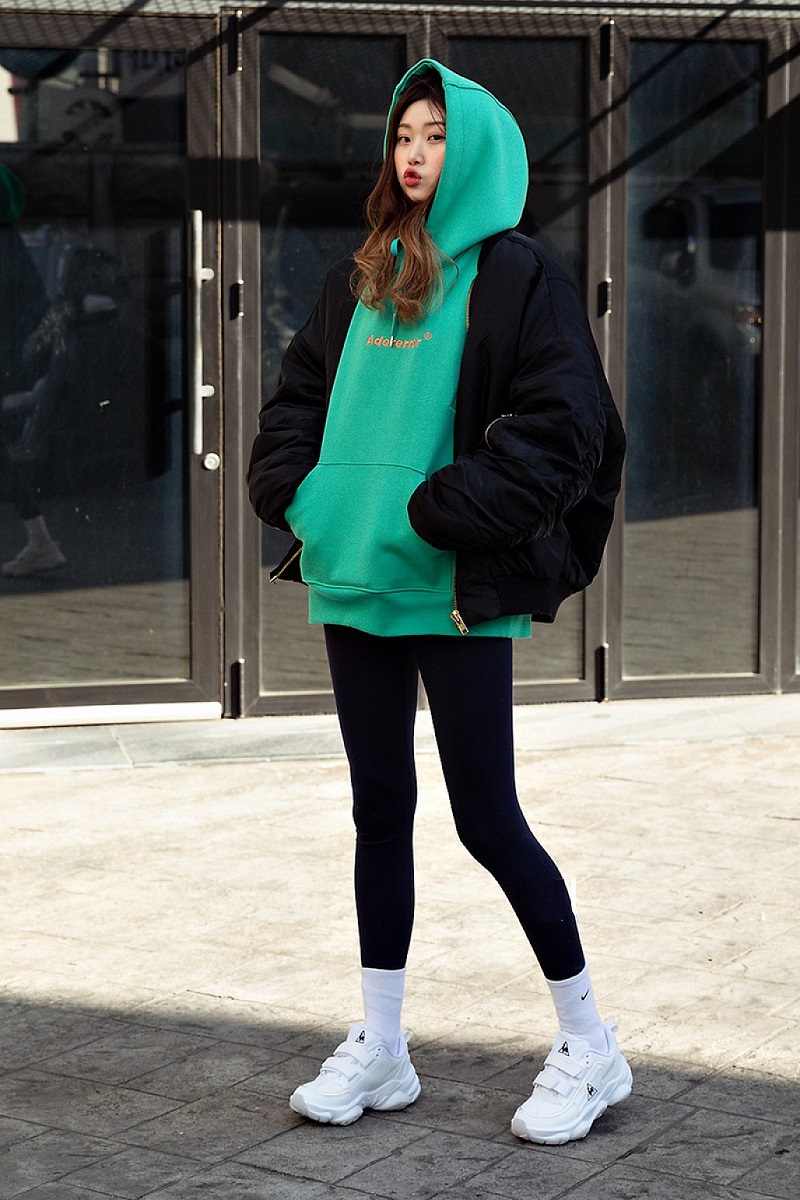 Áo hoodie phối chân váy ngắn sành điệu trong những ngày đông