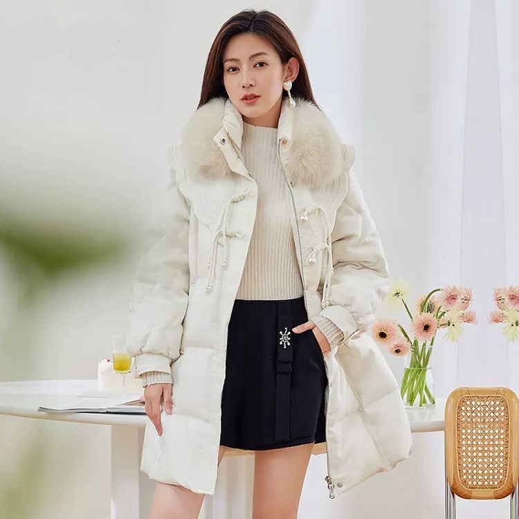 Mix áo phao dáng dài với chân váy ngắn thời trang