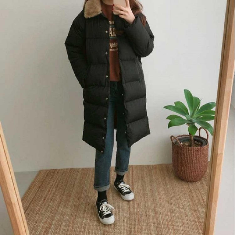 Phối áo phao dáng dài cùng áo thun và quần denim