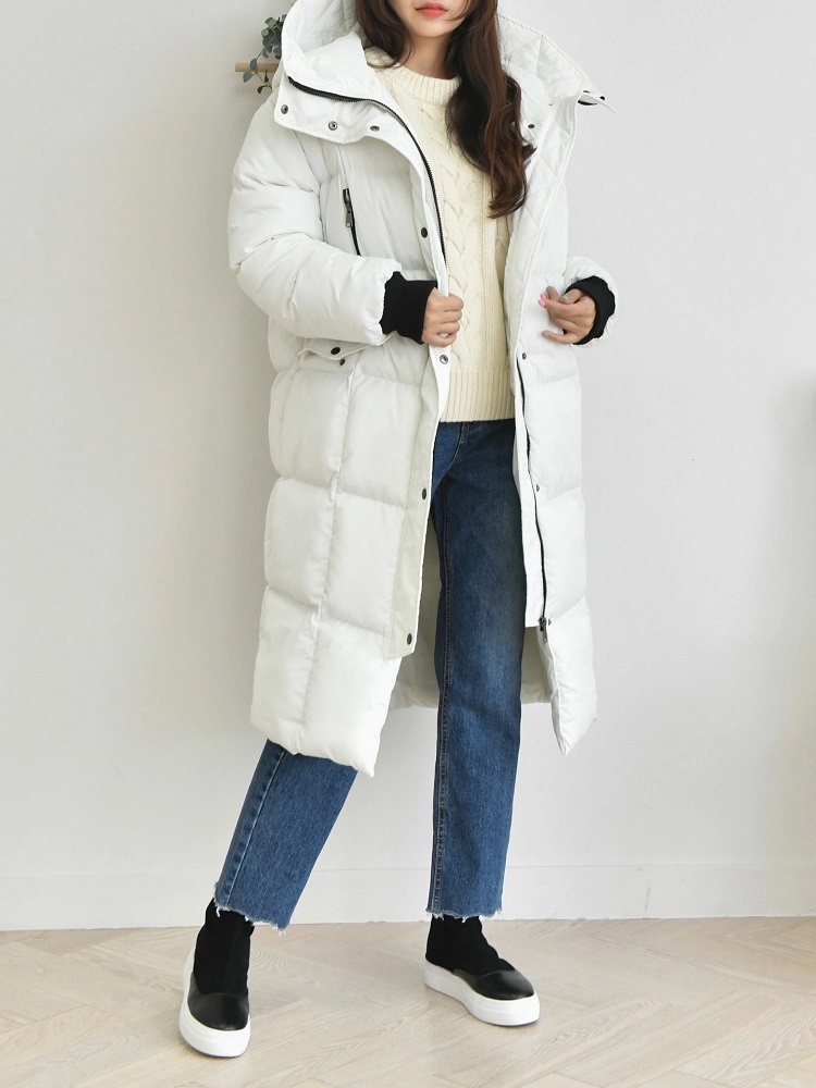 Áo phao dáng dài trắng mix cùng quần jeans ống đứng