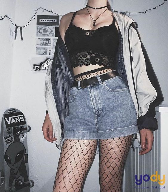 Phối đồ với tất lưới đem lại cá tính cho giới trẻ