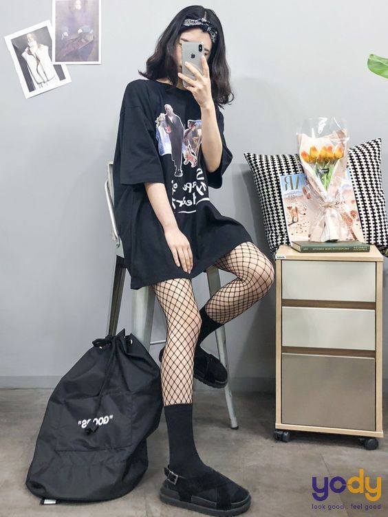 Phối đồ với tất lưới đem lại cá tính cho giới trẻ