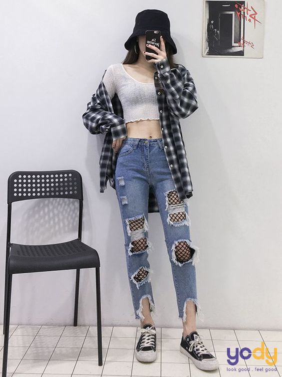 Phối đồ với tất lưới đem lại cá tính cho giới trẻ