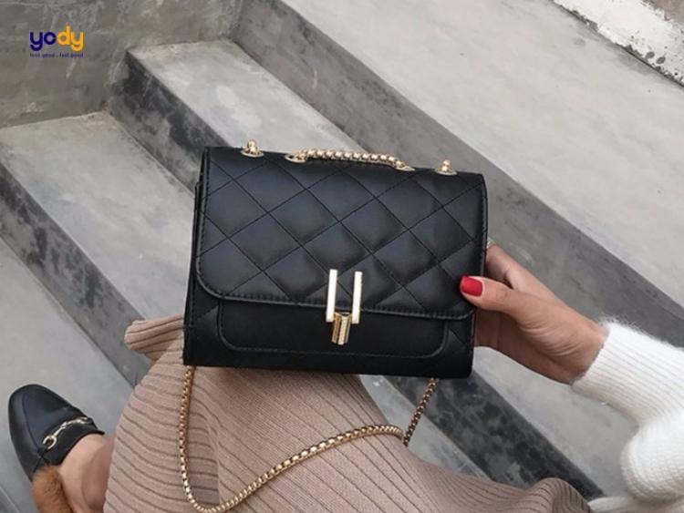 phối đồ với túi đeo chéo