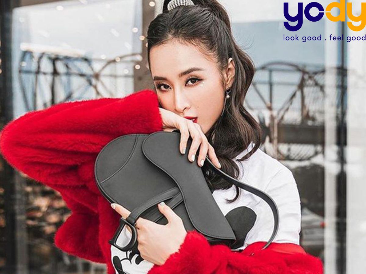 Phối đồ với túi xách màu trắng thêm phần sang trọng, sang chảnh