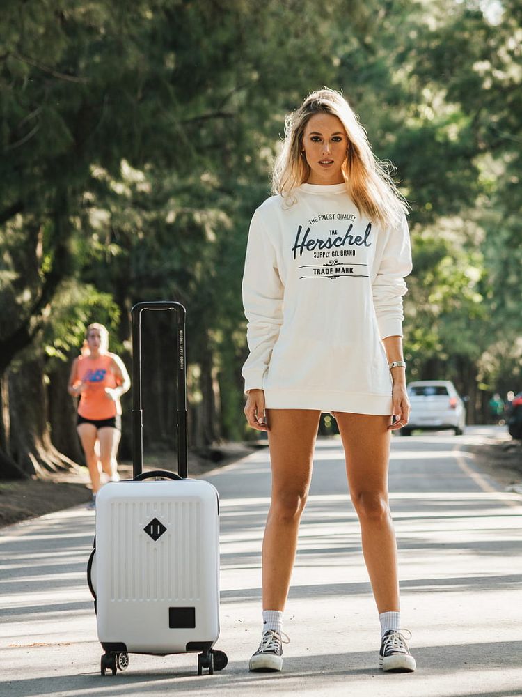 Phối tất với giày sneaker với áo hoodie trùm mông