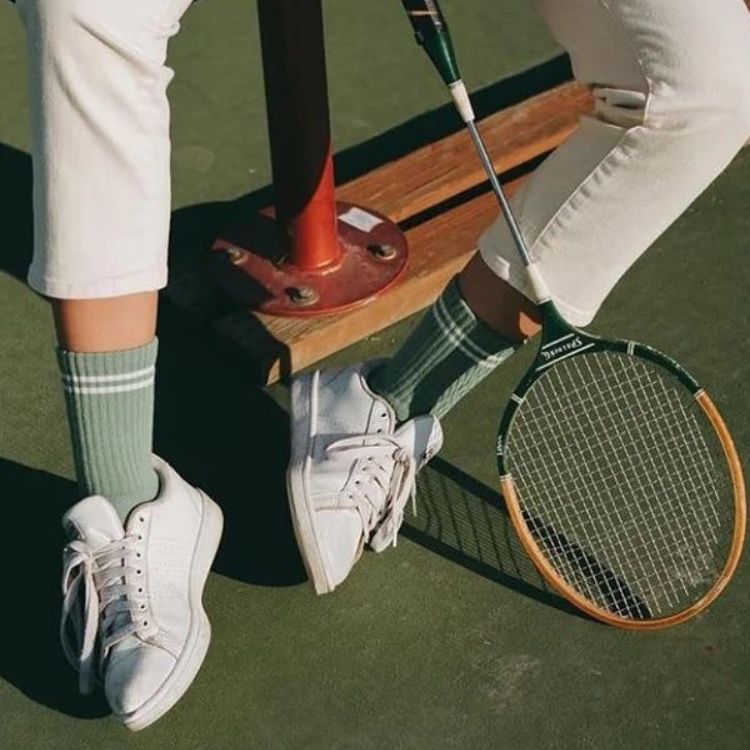 Tất xanh phối với giày sneaker