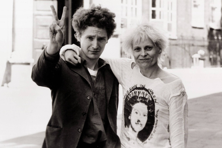 Vivienne Westwood (bên trái) - Mẹ đẻ của phong cách punk